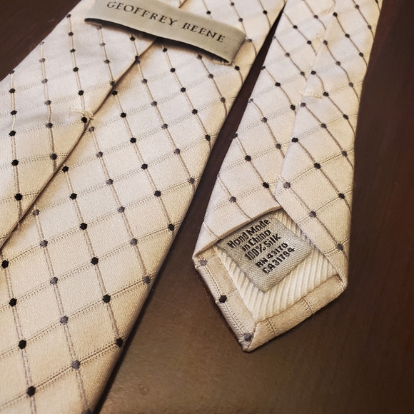 Geoffrey Beene 100% Silk Tie - Picture 6 of 6